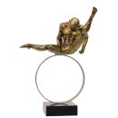 Goldfarbener Sportler Statue auf Marmorsockel