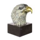Gro&szlig;e farbige Bronze eines Adlerkopfes