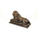 Große Bronze Löwe auf einem Marmorsockel