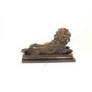 Große Bronze Löwe auf einem Marmorsockel
